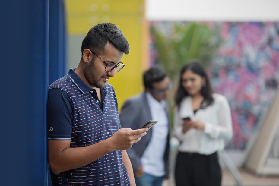 ragazzo al telefono