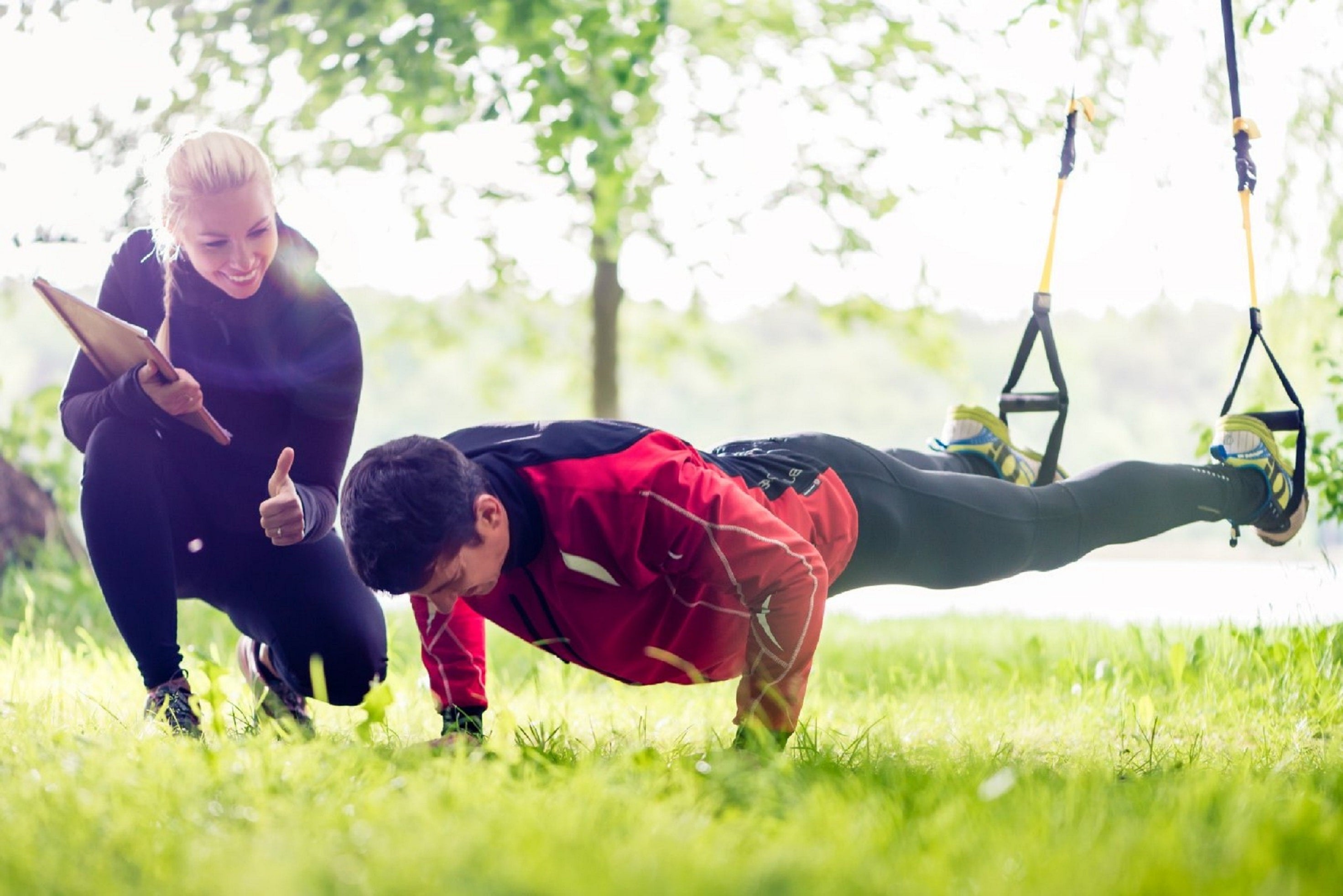 Geschäftsidee Personal Trainer .... Mood Bild mit weiblicher Trainerin und ihrem Klienten beim Training